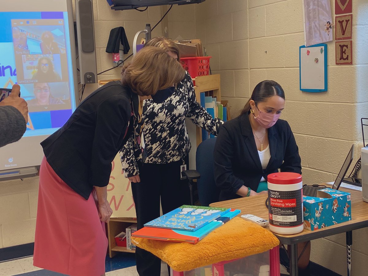 nnpsDLI's tweet photo. Last week our Watkins DL Pre-K class had an awesome virtual visit w/ First Lady Northam!The students asked questions in both Spanish & English,leaving First Lady Northam quite impressed!The DL team was even rewarded a Governor’s coin! What an amazing experience!#duallanguages https://t.co/D6CdZvx98L