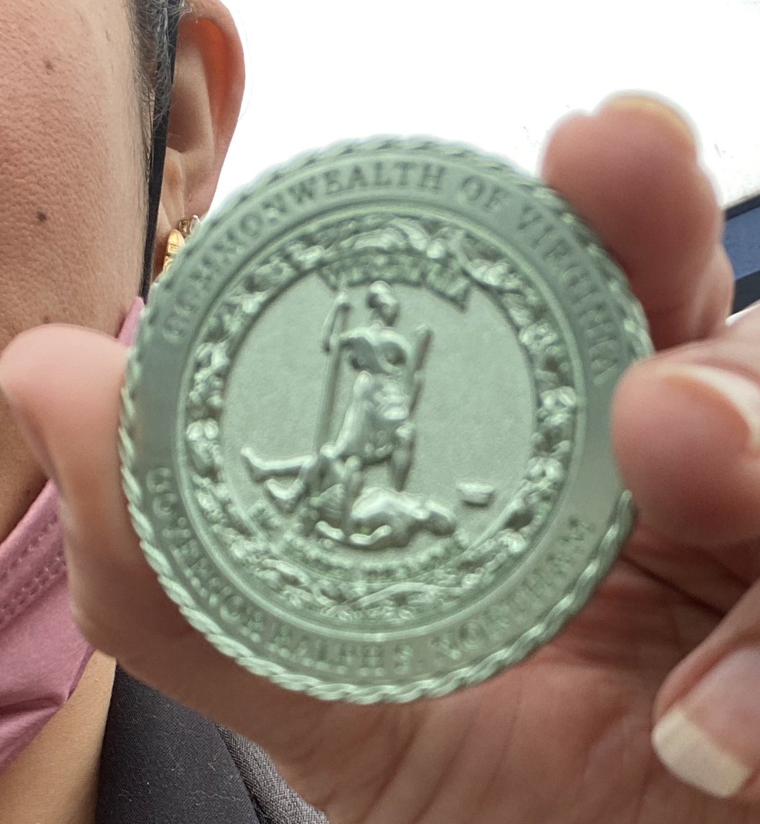 nnpsDLI's tweet photo. Last week our Watkins DL Pre-K class had an awesome virtual visit w/ First Lady Northam!The students asked questions in both Spanish & English,leaving First Lady Northam quite impressed!The DL team was even rewarded a Governor’s coin! What an amazing experience!#duallanguages https://t.co/D6CdZvx98L