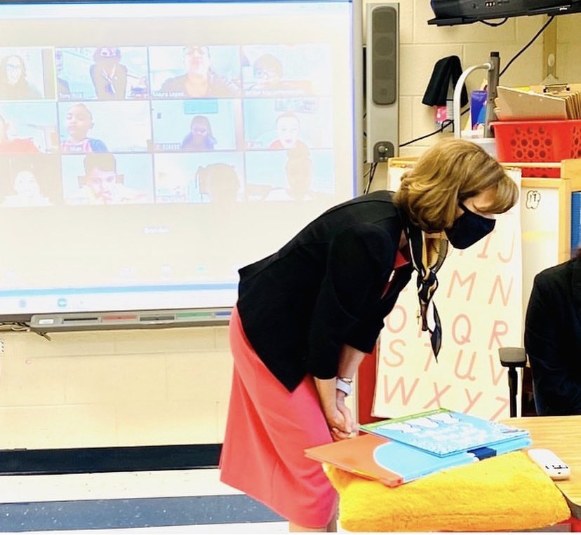 nnpsDLI's tweet photo. Last week our Watkins DL Pre-K class had an awesome virtual visit w/ First Lady Northam!The students asked questions in both Spanish & English,leaving First Lady Northam quite impressed!The DL team was even rewarded a Governor’s coin! What an amazing experience!#duallanguages https://t.co/D6CdZvx98L