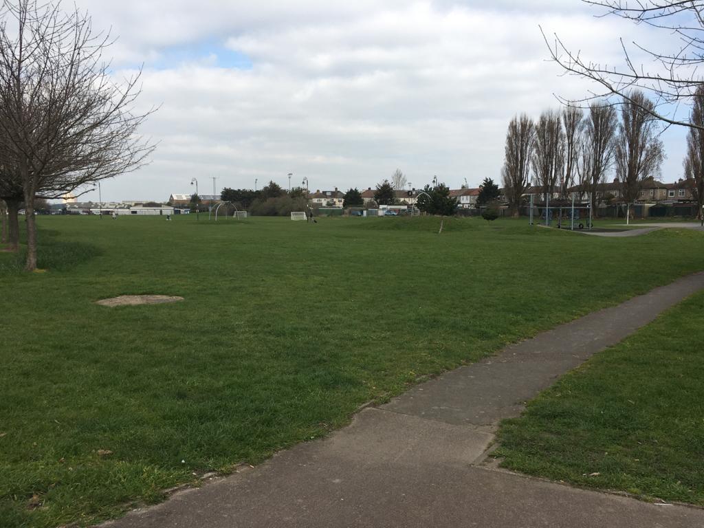 MPSBarkDag's tweet photo. Safer Schools Officer PC Clarke has today been on foot around the Sydney Russell school area as part of #OpBempton 1548EA @lbbdcouncil https://t.co/2bxBzwc7nT