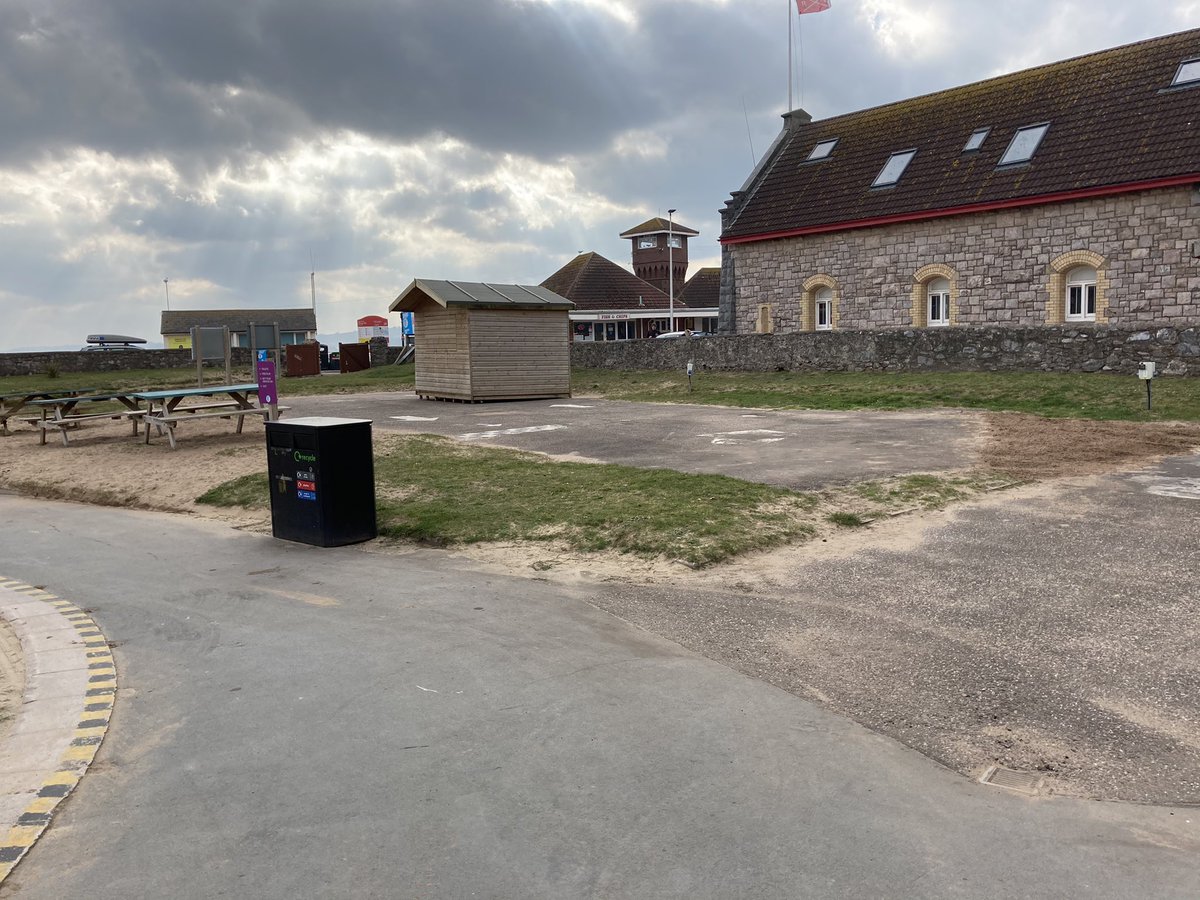 eastdevon's tweet photo. #EDDCStreetSceneOps have done a fab job at #QueensDriveSpace in #Exmouth today. Prep is now firmly underway to get the site ready for opening, huts have been erected for storage, grass has been cut & some benches placed. Thanks all for your hard work today! #beforeandafter 🤩 https://t.co/W2tzQ10AHj