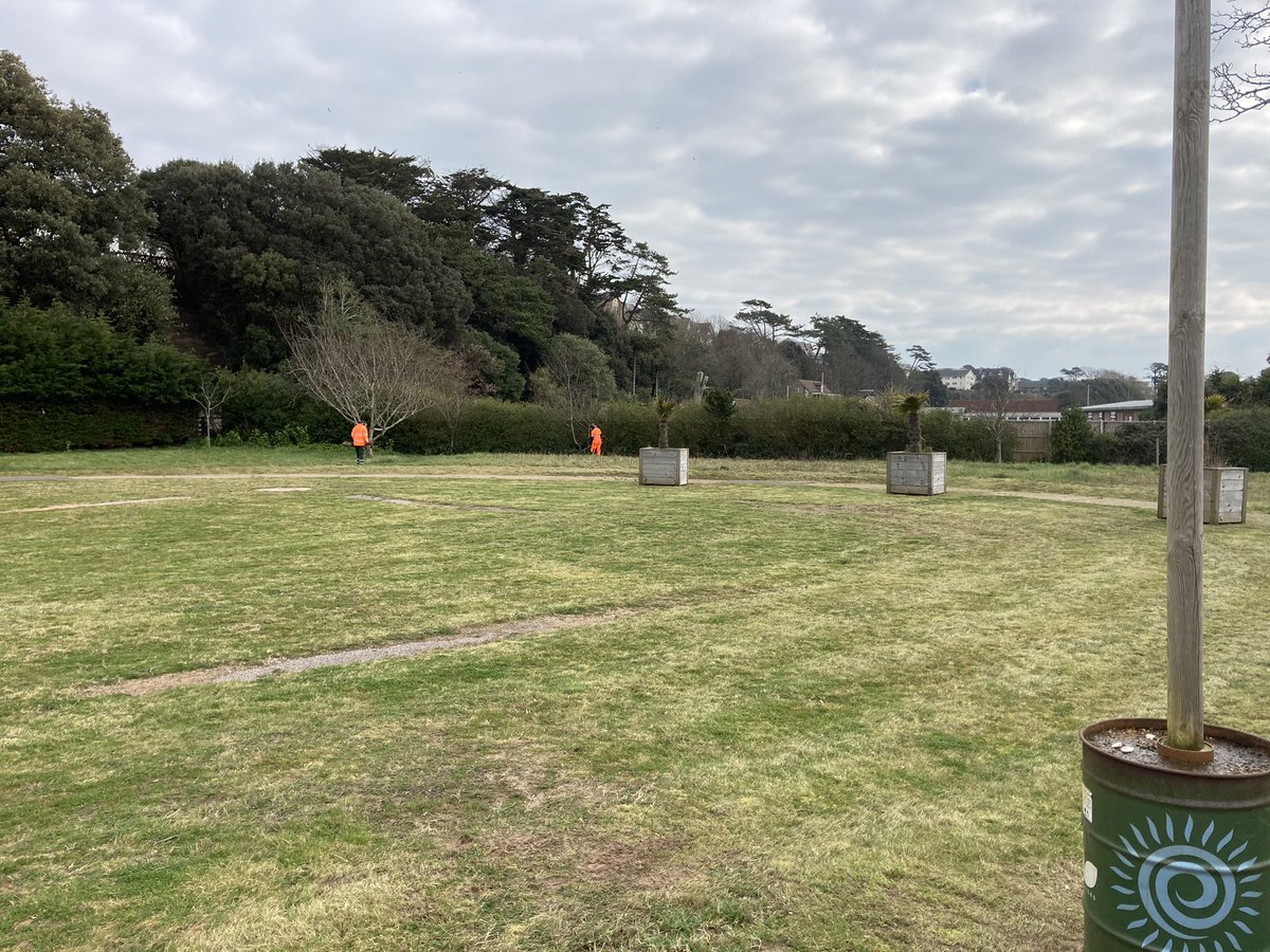 eastdevon's tweet photo. #EDDCStreetSceneOps have done a fab job at #QueensDriveSpace in #Exmouth today. Prep is now firmly underway to get the site ready for opening, huts have been erected for storage, grass has been cut & some benches placed. Thanks all for your hard work today! #beforeandafter 🤩 https://t.co/W2tzQ10AHj
