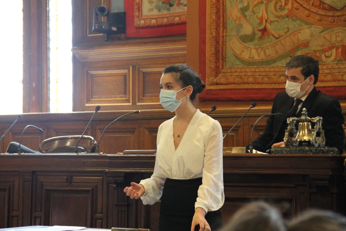 UnivEvry's tweet photo. Mardi dernier, l'association @RevolteToiEvry  de #UnivEvry est devenue championne de France de Débat 2020 de la Fédération Francophone de Débat et d’Eloquence !
L'Université d'Évry est fière et félicite ses heureux champions ! 👏
#débat #éloquence #coupedefrance #championnat https://t.co/oo9a1cpc5q