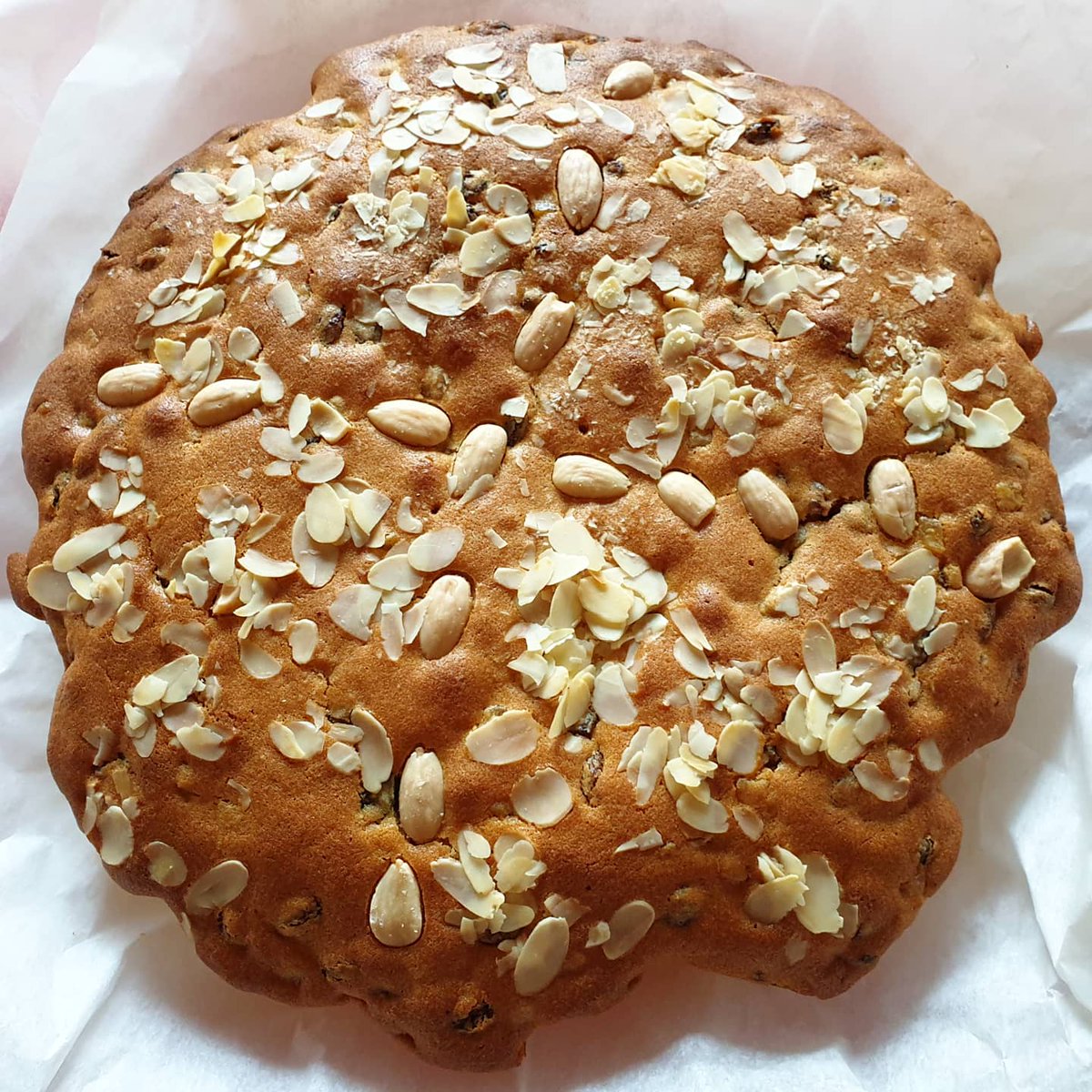minerva_cerr's tweet photo. Dundee cake! Recipe from @RegulaYsewijn's "Oats in the North, Wheat from the South".
π
#baking #dundeecake #oatsinthenorth #oatsinthenorthwheatfromthesouth #bakecorona #food #homemade #candiedfruit #almonds #junipersbaking
https://t.co/AEMiglYwLt https://t.co/BpRwJ1A9kl