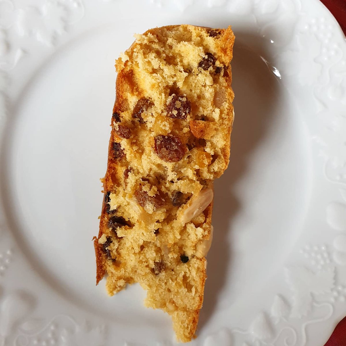 minerva_cerr's tweet photo. Dundee cake! Recipe from @RegulaYsewijn's "Oats in the North, Wheat from the South".
π
#baking #dundeecake #oatsinthenorth #oatsinthenorthwheatfromthesouth #bakecorona #food #homemade #candiedfruit #almonds #junipersbaking
https://t.co/AEMiglYwLt https://t.co/BpRwJ1A9kl
