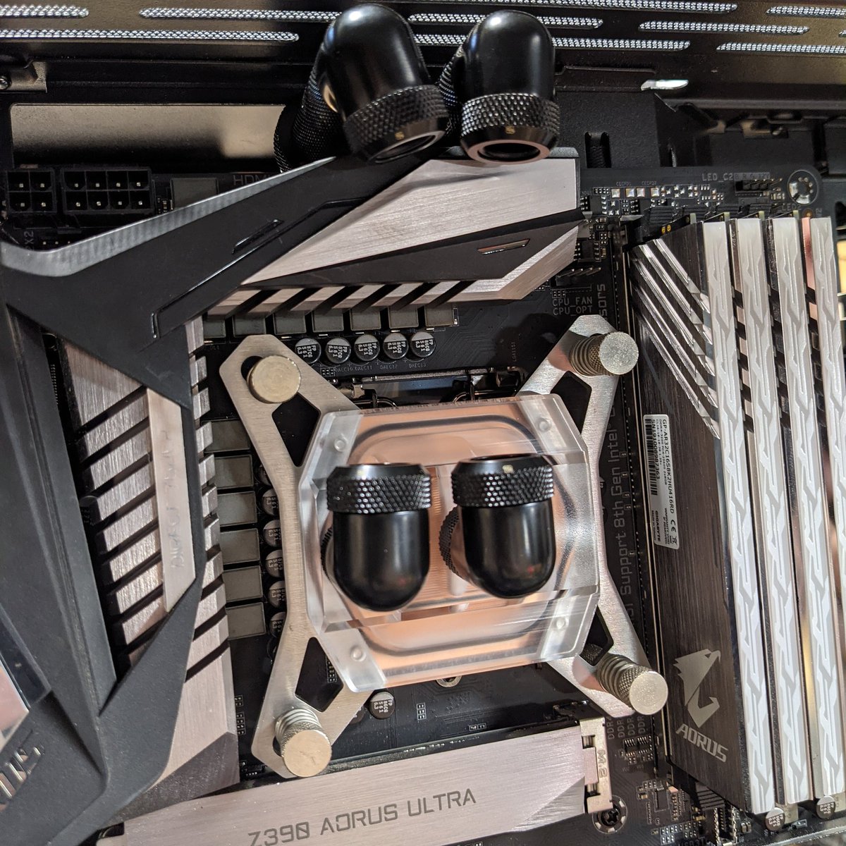 ModMyMods's tweet photo. I think you can see where we're going with this 😸

The beautiful @WatercoolEN Heatkiller IV Copper CPU block on top of a 9700k

#watercooling #watercooledpc #watercoolingparts #cpublock #waterblock #intel #cpu #cooling #computercooling #pcparts #pccooling #copper #madeingermany https://t.co/LIgc3NF3NF