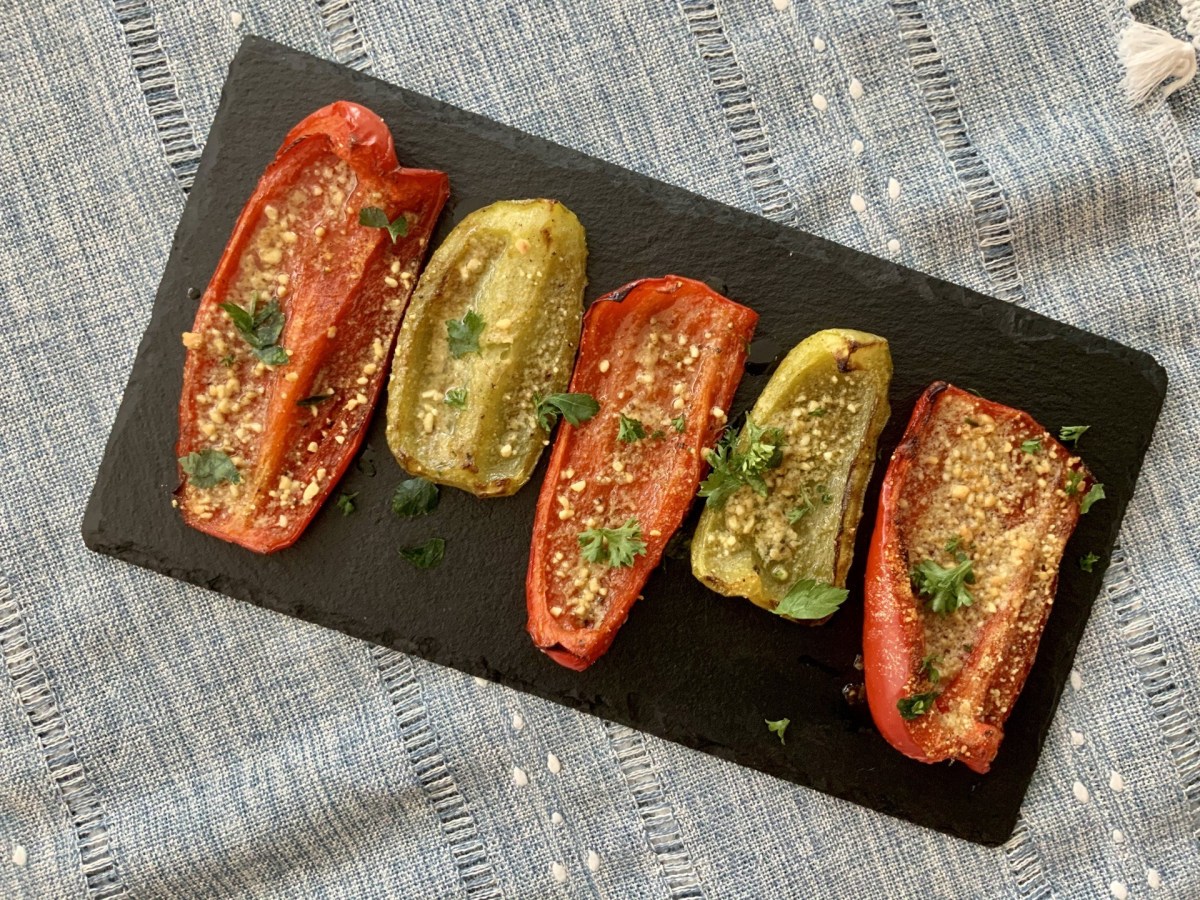 vegpapa's tweet photo. These lemon-and-Parmesan roasted peppers pop not only in your eye but also in your mouth! They're easy to make and you can use them as a side, as an entree, or even to fill wraps and sandwiches! https://t.co/wxq0v9Q9Ly #vegansides #roastedpeppers #vegpapa https://t.co/9YIaQoakV9