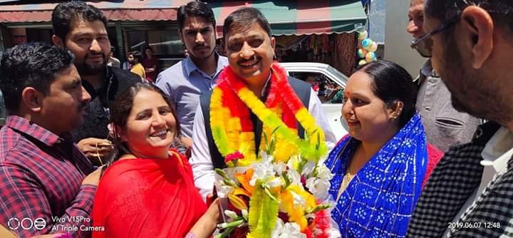 Kiranth31372060's tweet photo. भारतीय जनता पार्टी हिमाचल प्रदेश के सम्माननीय अध्यक्ष एवं शिमला लोकसभा के लोकप्रिय सांसद आदरणीय सुरेश कश्यप जी को जन्मदिन की हार्दिक बधाई एवं शुभकामनाएं।
@iSureshBjp 
# https://t.co/FUw6G0b1X1