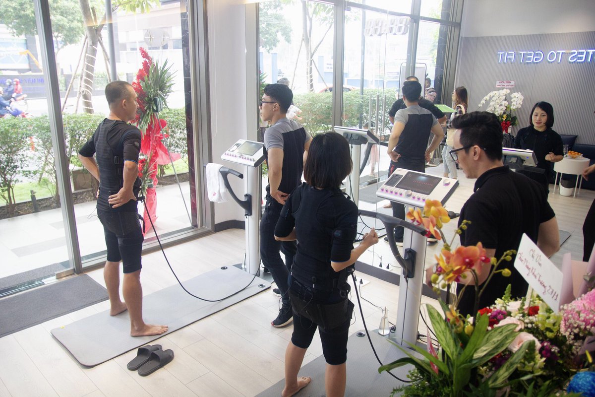 emsphoquang's tweet photo. Tết đã qua rất lâu, nếu mỡ chưa chịu đi đâu, hãy ới 25 FIT Phổ Quang ngay nha.
📍 104 Phổ Quang, The Botanica, Tân Bình
📞 0938.526.543
☎️ 0899.19.33.19 
#25fit #25fitphoquang #emstraining #gym #fitness #sport #workout #move #training #health #vietnam #saigon #hochiminh https://t.co/s9m9bGZBOD