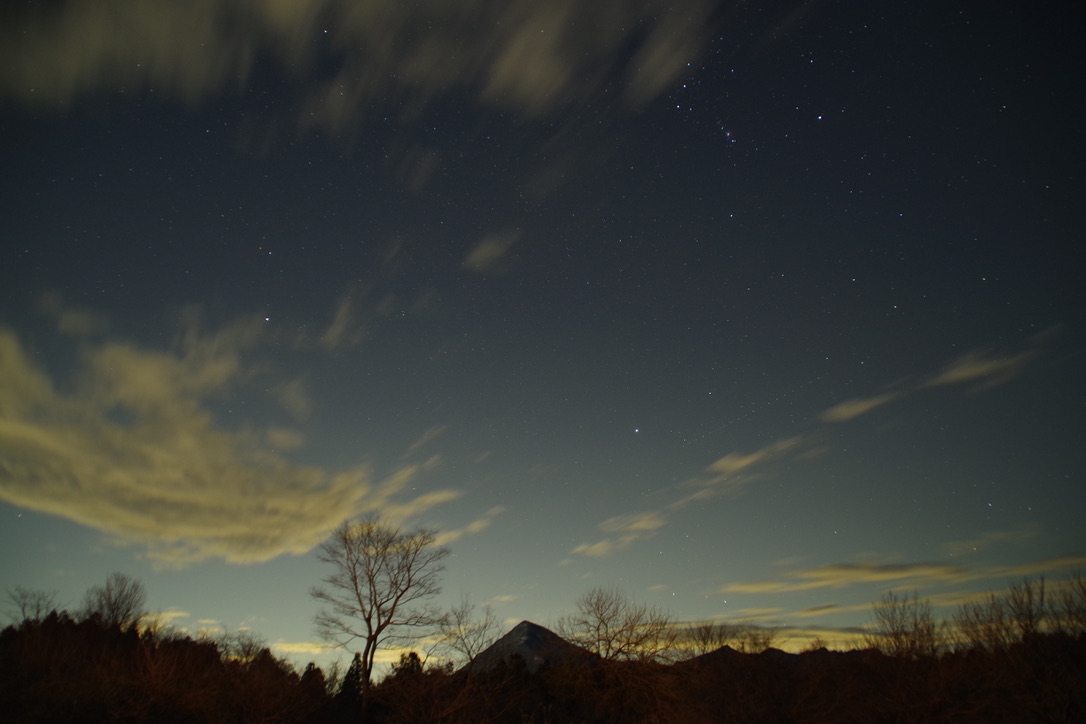 TKSKMag's tweet photo. 星空ジャージAstronomerは宵の西側の星空をイメージして、自転車で星空を見にいこうというコンセプトで作りました。過去にチームキットとして宇宙柄は作ったことがあったのですが、今回はシンプルに子供の頃から好きな天文をテーマに作ってみました。#arpkits https://t.co/IDMG0KpQYB https://t.co/db0rKlAVk4