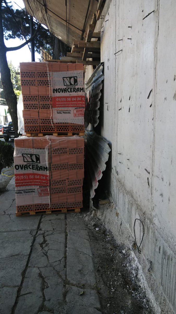 SaqqaraAviation's tweet photo. Una vez mas sin paso peatonal, cada semana es lo igual, obra @inveacdmx en Centenario 1812. Cuando van a parar tanto abuso? @alcaldiaAO @albertoesteva 

@EnlaceTAguilas @LomasdeAguilas @PORLASAGUILAS @horacio_medina @NoMasCondosAO @En_LasAguilas @ssc_cdmx @oharfuch @lasemovi https://t.co/JL0dbsoURv