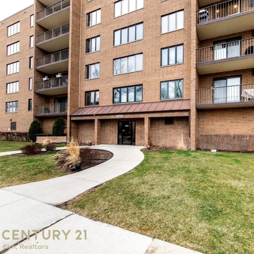 itsfromsue's tweet photo. New to the market is 1454 Ashland Ave in Des Plaines.

2 bed/2 bath
South Facing Penthouse Unit
2 parking spaces included (1 indoors)
Great layout w/fireplace 
$279,500

#desplaines #chicagocondosforsale #desplaineshomes #century21elm #nwchicago #susanjamesproperty https://t.co/EPfwqPAgL1
