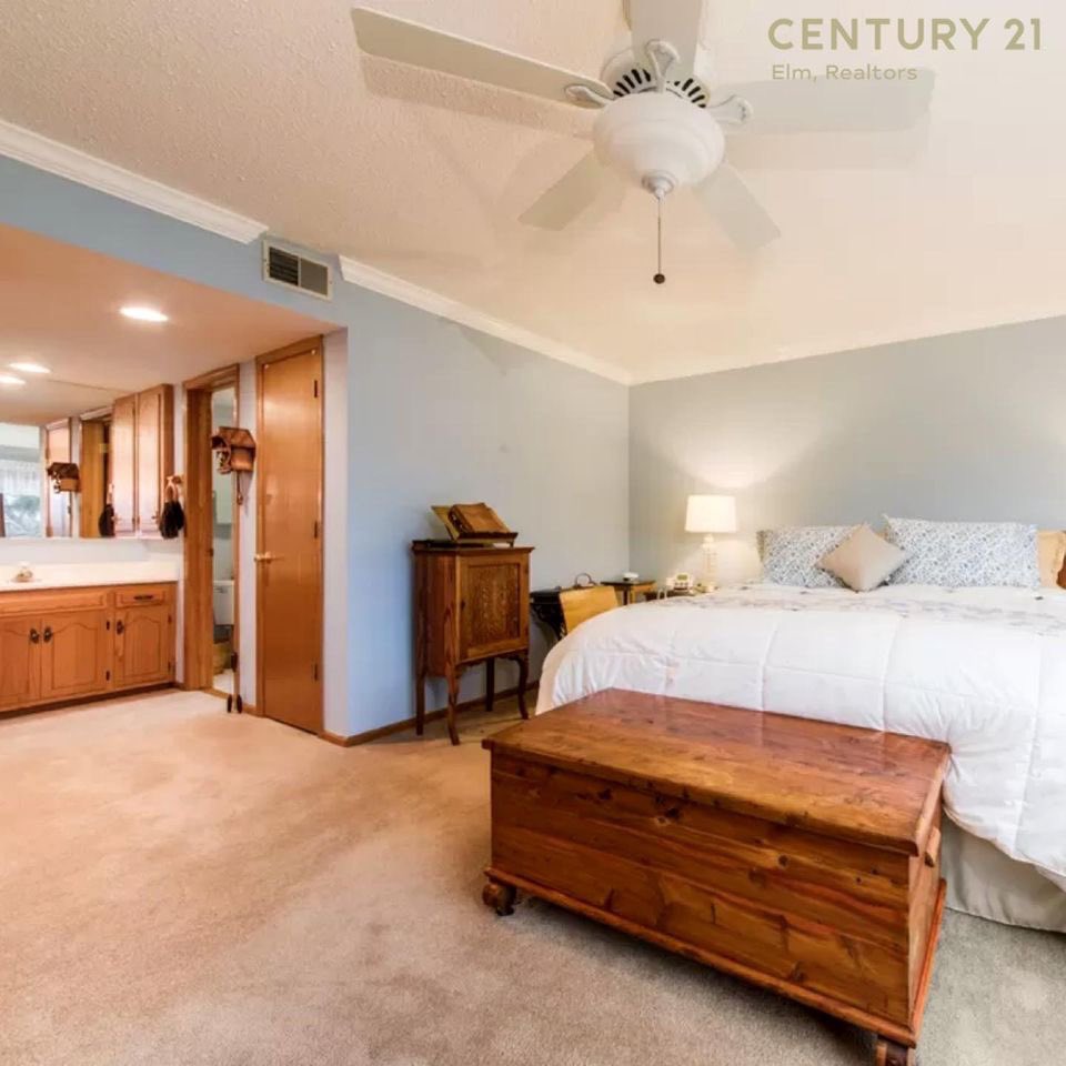 itsfromsue's tweet photo. New to the market is 1454 Ashland Ave in Des Plaines.

2 bed/2 bath
South Facing Penthouse Unit
2 parking spaces included (1 indoors)
Great layout w/fireplace 
$279,500

#desplaines #chicagocondosforsale #desplaineshomes #century21elm #nwchicago #susanjamesproperty https://t.co/KObSe0OZoD