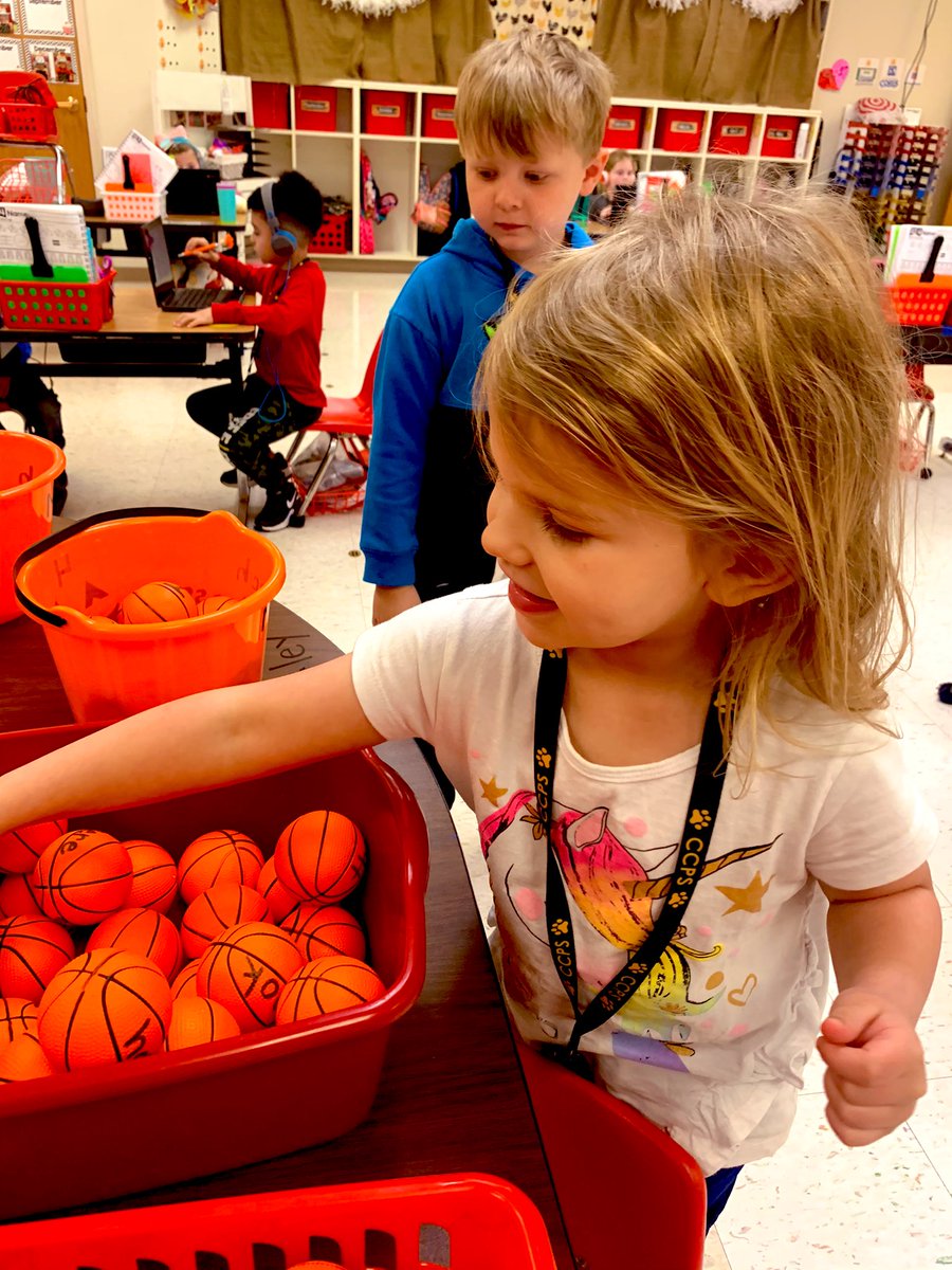 CCPSHENCLASS's tweet photo. It’s #MarchMadness2021 at @cullmanprimary Sight word reading challenge is underway! @BOECullmanCity @CullmanSuper @Alabama_Reading #CCPSBest #MayTheBestReaderWin https://t.co/EivvnscJMi