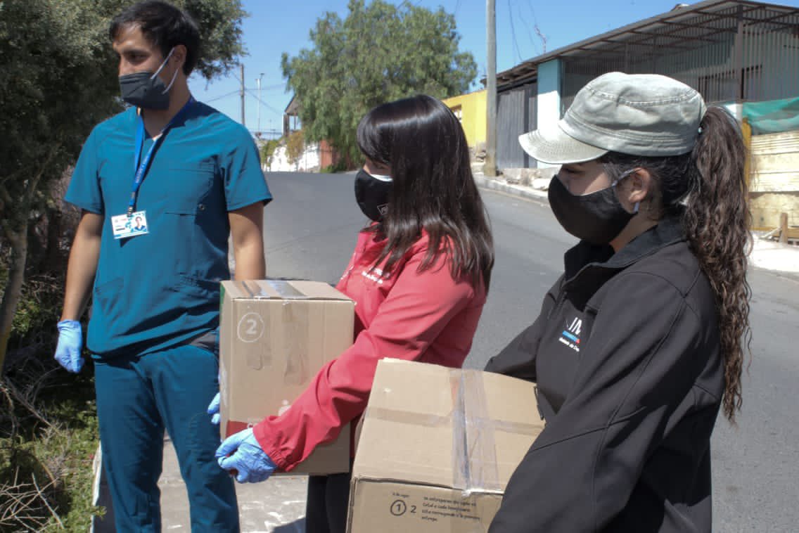 Las y los voluntarios siguen apoyando 💪 en la repartición de cajas para adultos mayores de Caldera. Junto a la directora nacional @renatasantander, directora regional <a href="/pan_cha/">Pan Cha</a>, seremi de deportes <a href="/procuriza/">Guillermo Procuriza</a> y directora regional de Senama <a href="/AdaBassiT/">Ada Bassi</a>