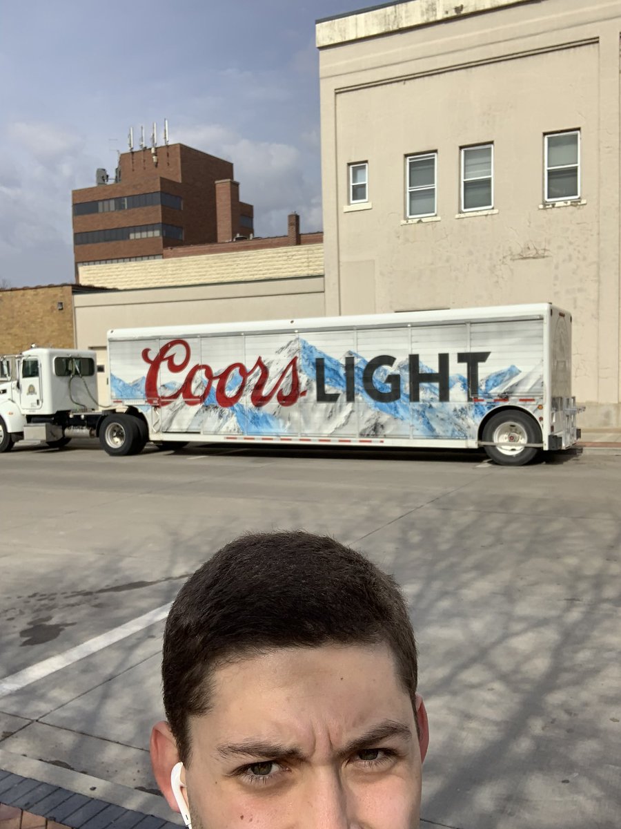 sir_charlez's tweet photo. Club got me goin up on a Tuesday with the Coors Light truck #ILoveMakonnen https://t.co/MuNNUCymN4