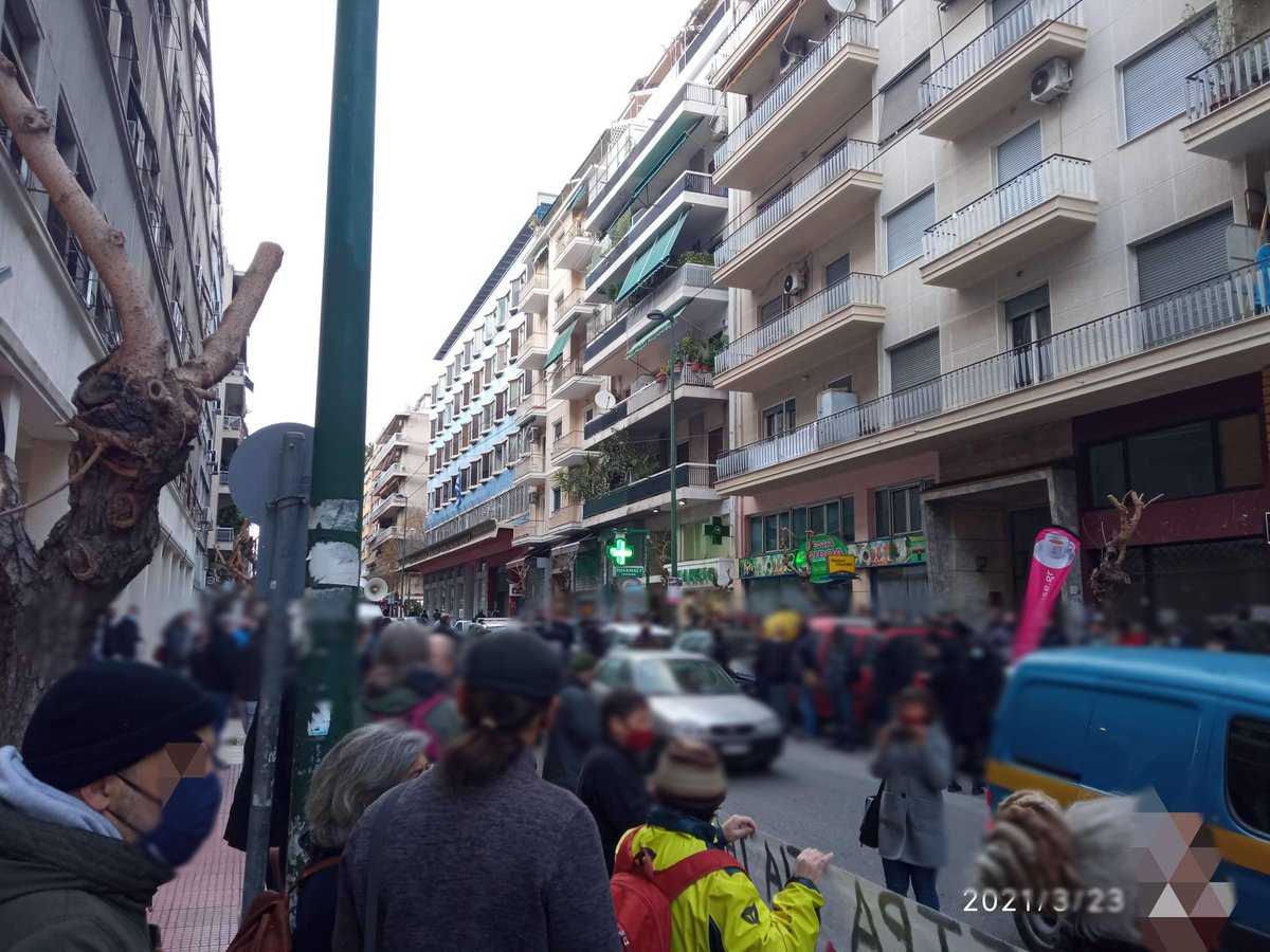 laf_portal's tweet photo. [Αθήνα] Συγκέντρωση αυτή τη στιγμή έξω από το Υπ. υγείας. 

Αλληλεγγύη στους υγειονομικούς. 

Άμεση επίταξη των ιδιωτικών νοσοκομείων.
#antireport #laf_portal https://t.co/5V8LjA8pDc