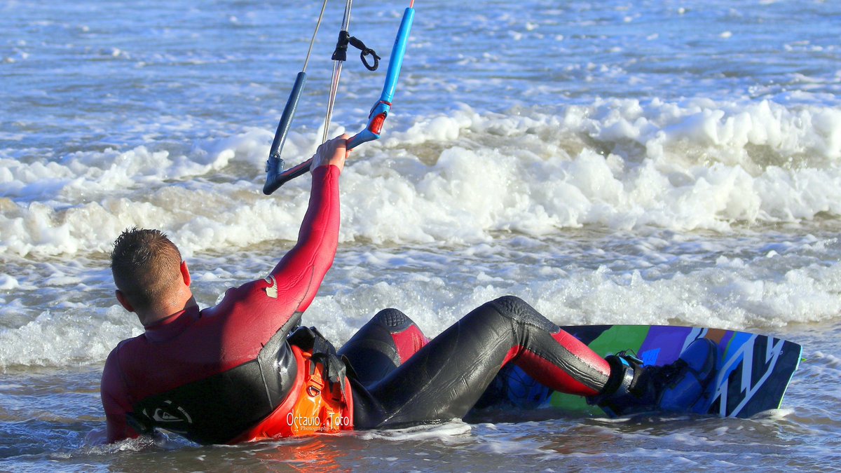 Octavi_Toto's tweet photo. #FlySurf #Mar #Puerto #Playa #Fly #Surf #Olas 
Preparando la salida, con la vela Flysurf en vuelo
La mar tú, la mar 
@pep_vilamala @CharsWings @Havenlust @peac4love @RtEnPassant @Gia___Carangi @pic_oso @PicPublic @Drc_19 @GuntarsGintet 
#Canon #Foto #Photo #Photography 
😷📸 https://t.co/LQLDzD0z52