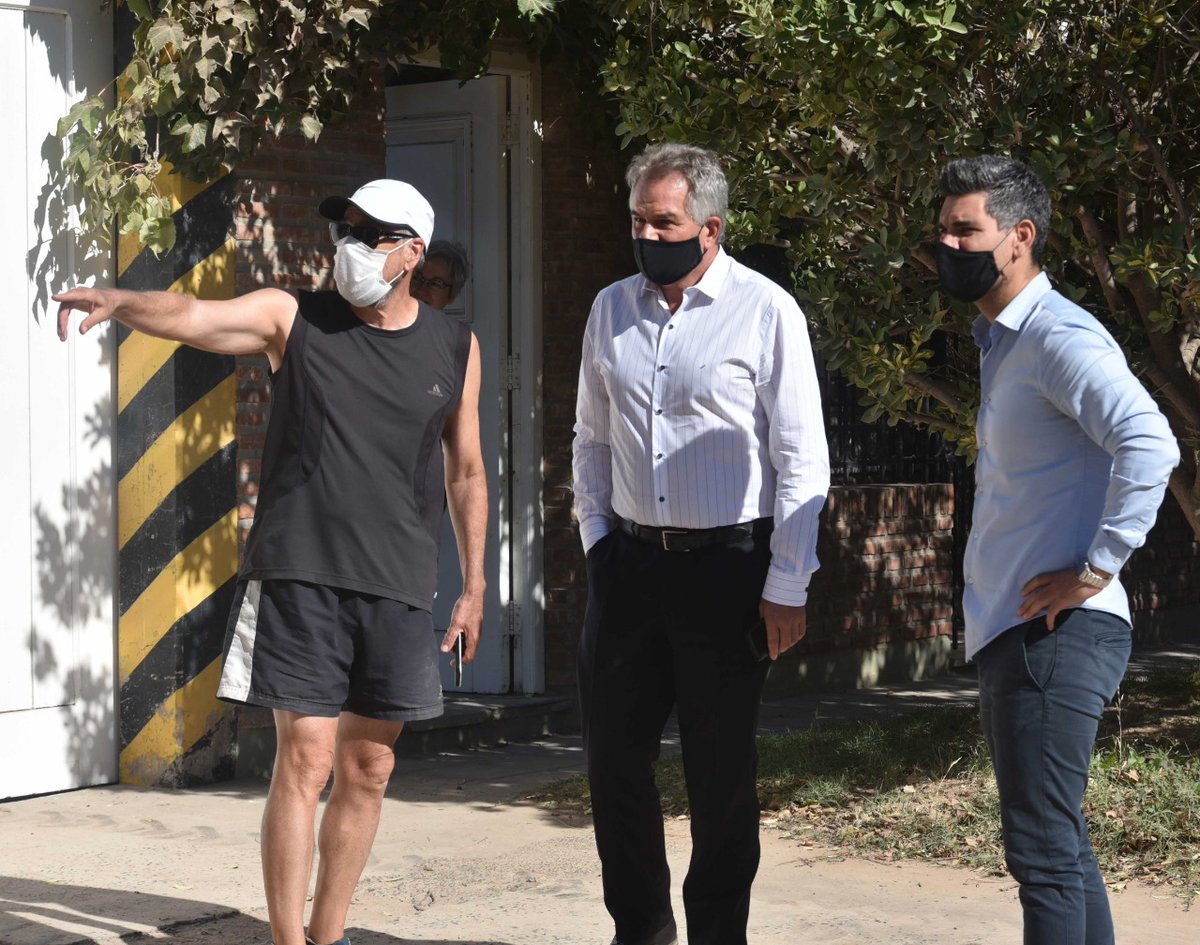pabloromera's tweet photo. Con @hector_gay y Ale Meneses fuimos a recorrer las obras de pavimento que se están realizando en calle Chile en el B°Piedrabuena. Gracias Gladys y Enrique por trasladarnos la felicidad de todos los vecinos y vecinas que hace más de 35 años piden esta obra. 💪👏 https://t.co/7qVachCYLI
