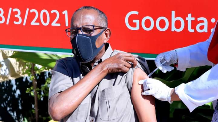 SomalilandMoHD's tweet photo. Today, #COVID19 vaccination campiagn kicked off in Hargeisa. President @musebiihi, Minister @OmarAmoud, members from high authorities and opposition party leaders took the first shots. This is @AstraZeneca vaccine.
Thanks to partners @WHOSom @UNICEF @CEPIvaccines https://t.co/XhexaH7RQO