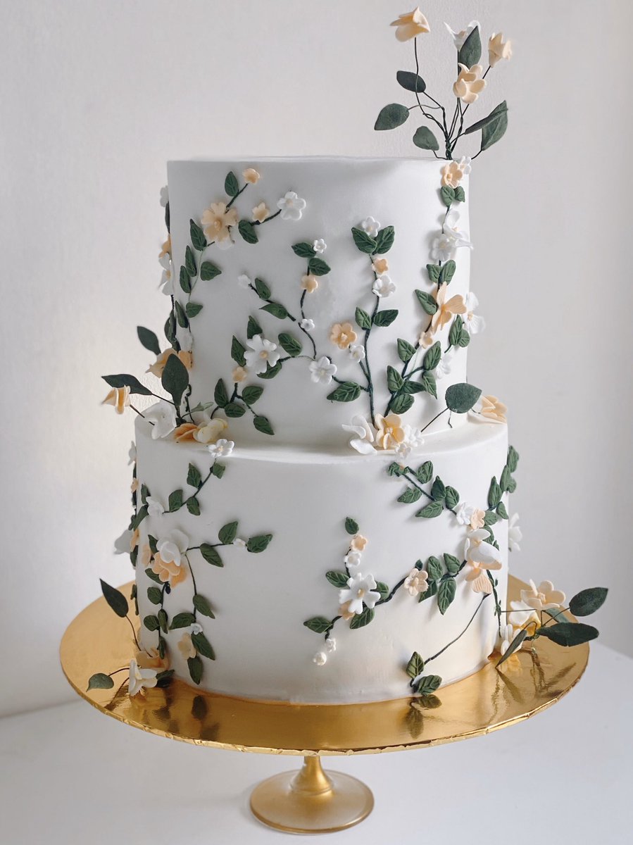 Floral theme wedding cake 
#weddingcake #weddinginmaldives #maldivescakes #cakelovers #floralcakes