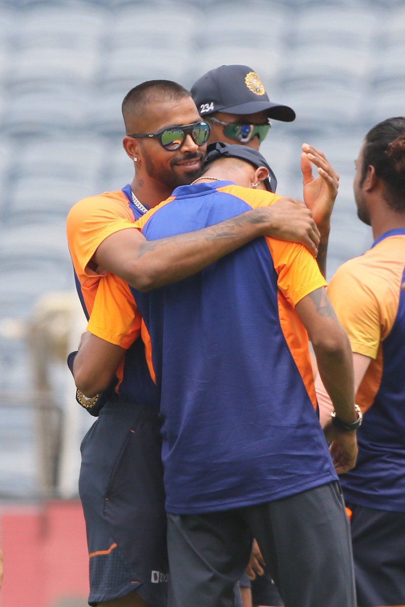 hardikpandya7's tweet photo. Papa would be proud. He’s smiling down on you bhai and sent an early birthday gift for you. You deserve the world and more. I couldn’t be happier for you bhai. This one is for you Papa ❤️ @krunalpandya24 https://t.co/xxn9wfF689