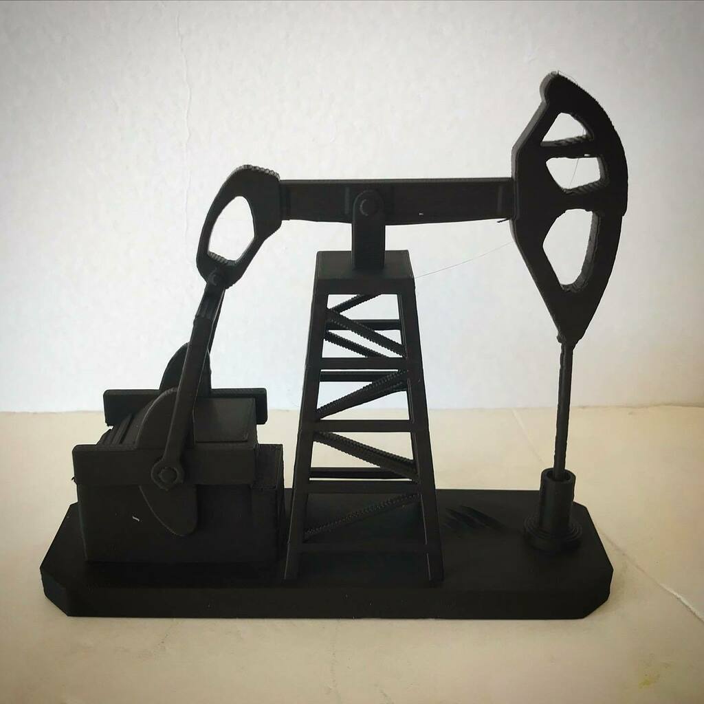 FedeMerello's tweet photo. 🛢Probando modelito bomba de petroleo para escritorio 🦾 #WTI #OIL #USOIL #oilpump #3dprinted #3Dprotoprinting #prusa #prusai3mk2 #3n3 #grilon3 #pal #lowpoly https://t.co/mMpSRCQvGp