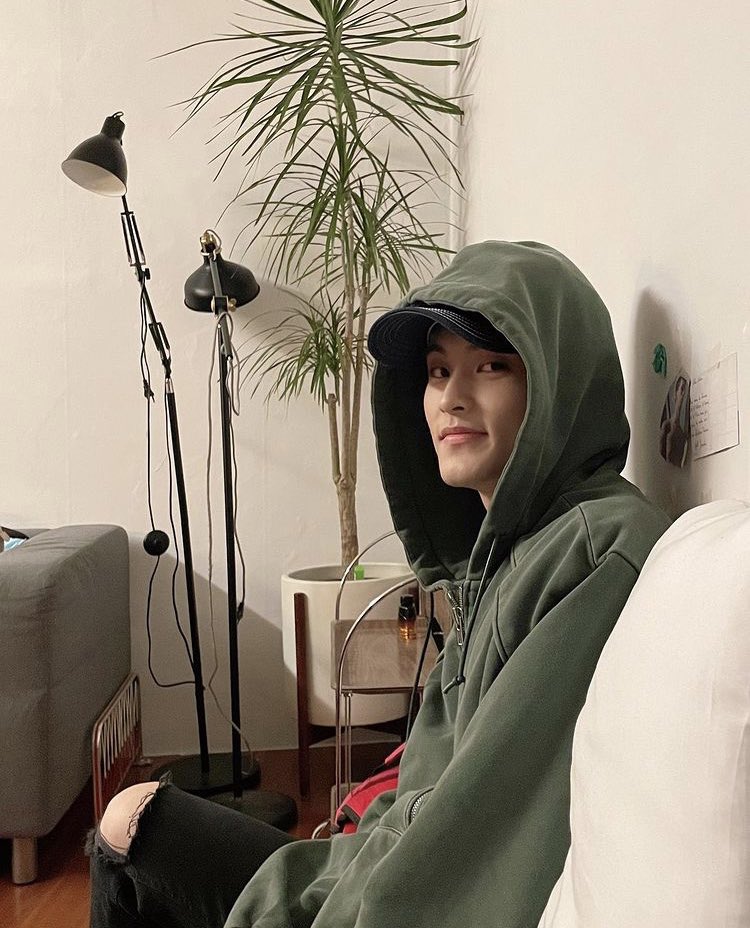LMKLOOK's tweet photo. why is he such a tease 😭 https://t.co/tV6eNFCn4r