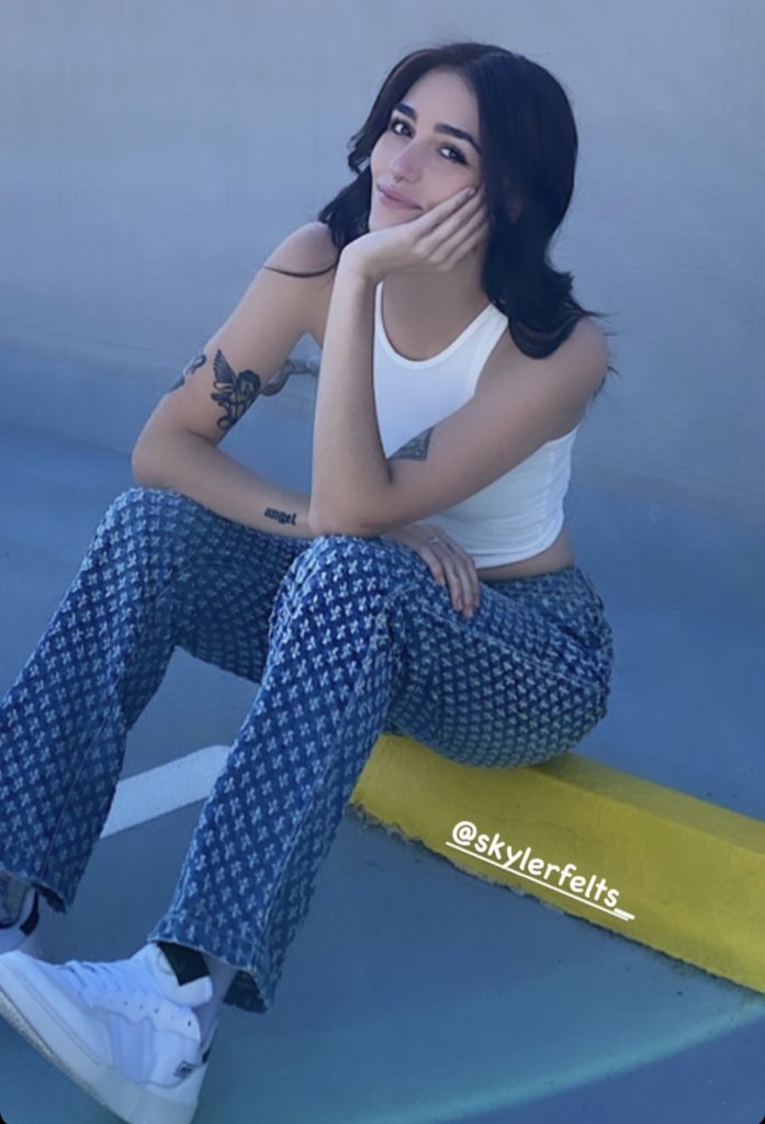 SkylerKarin's tweet photo. HOWS SHE SO BEAUTIFUL LIKE WTF I CANTT https://t.co/gwc3PwlG6y