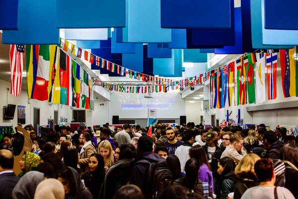 uopalumni's tweet photo. Your alumni community is made up of people from all over the world! Read these incredible stories from some of your peers who made the journey from Malaysia, Kenya, Uganda and Taiwan to study @portsmouthuni #uopalumni @UoPGlobal 
https://t.co/3CY67UTk2r https://t.co/IFwNZgCnQd