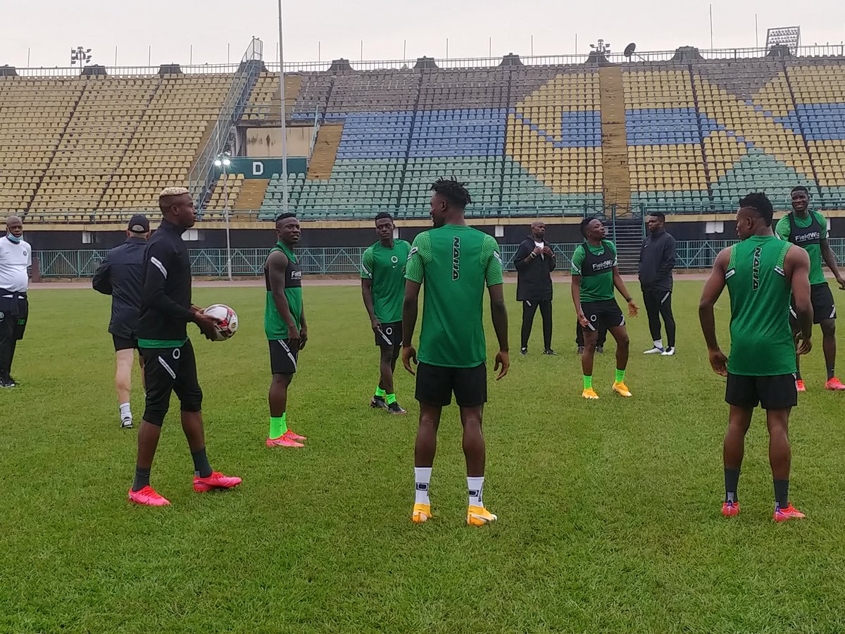 RadioNow953FM's tweet photo. We're live at the @NGSuperEagles training session at Teslim Balogun stadium.
The Eagles are back in Lagos for the first time in a decade!
#WelcomeBackToLagos #SuperEagles🦅🇳🇬 https://t.co/5CM3jwXvva