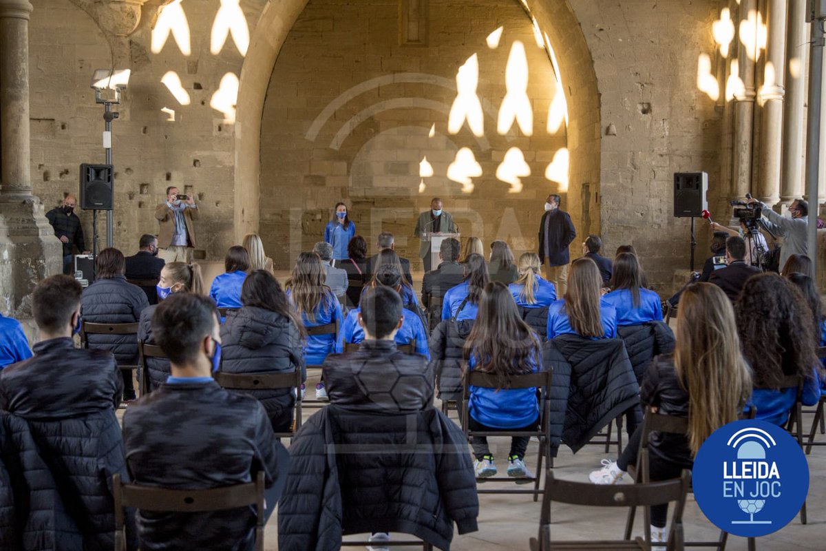 LleidaEnJoc's tweet photo. "Us heu convertit, per mèrits propis, en un orgull esportiu per #Lleida. Arribar on heu arribat, vagi com vagi el play off, ja és motiu de satisfacció per la ciutat". @MiquelPueyo s'ha adreçat així a l'@aemfemeni en la recepció oficial d'aquesta tarda a la Seu Vella. #LleidaEnJoc https://t.co/5MEAMwlNp7