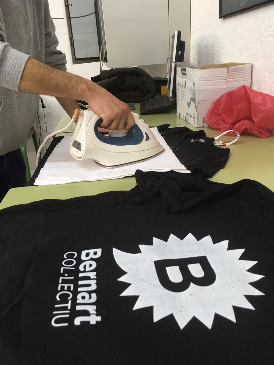 insbernatmetge's tweet photo. Sessió de creació d'elements de cohesió i visualització del col·lectiu #Bernart del projecte #EnResidència, amb @davidprotom i @ExperimentemART: estampació de samarretes, logotips ... #bernartCol·lectiu #artivisme #streetArt #mésBernat https://t.co/8kFa7qRCLl
