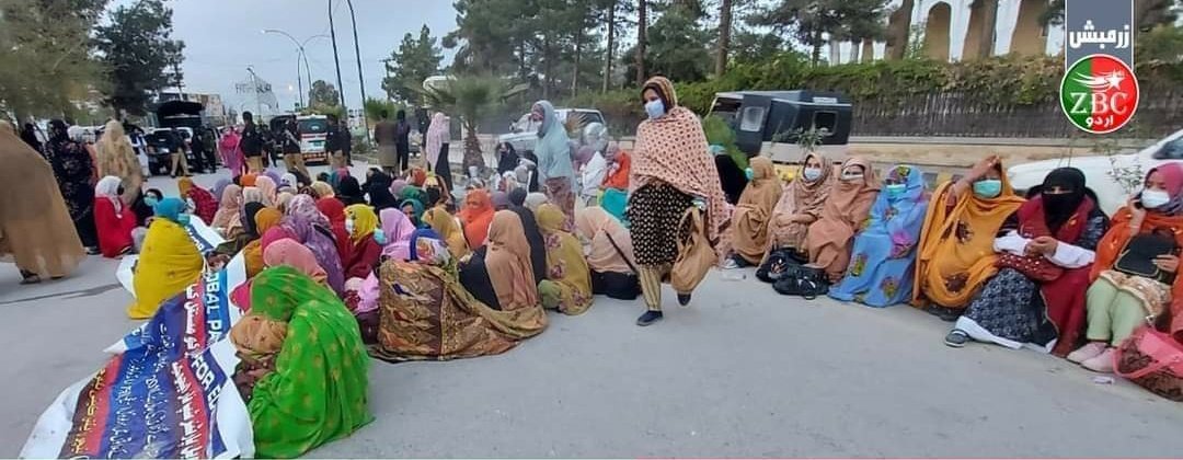 ZubairBolani's tweet photo. دوسری جنگ عظیم کے دوران ہٹلر کو بتایا گیا که جنگ میں ہماری نہایت قیمتی افراد مار ےگے ہیں، ہم کيا کریں۔ ہٹلر نے کہا کہ کوشش کرو کہ اپنے اساتذہ کو کہیں چھپا دو اگر ہمارے استاتذه محفوظ رہے تو ہم قیمتی افراد پھر سے تیار کر لین گے۔
#Save_Teachers_Save_Education
@Sarawaan1 @AmirBSO https://t.co/7uX78IWPMR