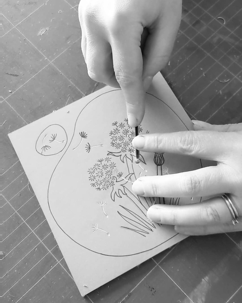 RoseandHen's tweet photo. πΏI started this little beauty off yesterday, and it's well on its way to being finished. Can't wait to get test printing and try out some colours.
.
.
.
.
.
#yorkart #linocutartwork #linogravure #linocutting #linoprint #botanicalprints #wip #studiofo⦠https://t.co/uZ7H7bijkc https://t.co/HwhgXiYNnz