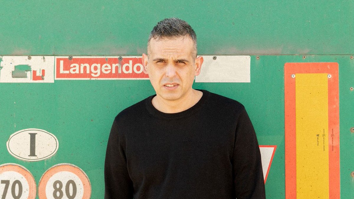 Suele trabajar de temporero, recogiendo aceitunas en el campo andaluz o cerezas en el sur de Francia. Escribe desde los 14 años, a mano y en letra muy pequeña, aunque un día decidió que nadie le iba a leer nunca y quemó todo lo que había escrito. 
(Sigue 👇)