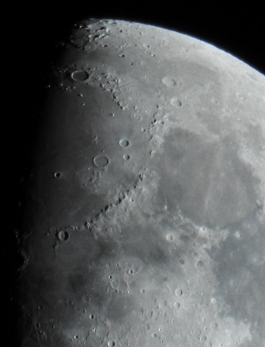 OhmanTeemu's tweet photo. Pari kuvaa #Kuu'sta viime yöltä kameraoptiikalla ruimaistuna. #Äänekoski
#Moon
#Imbrium
#Serenitatis https://t.co/8WXrxolQKF