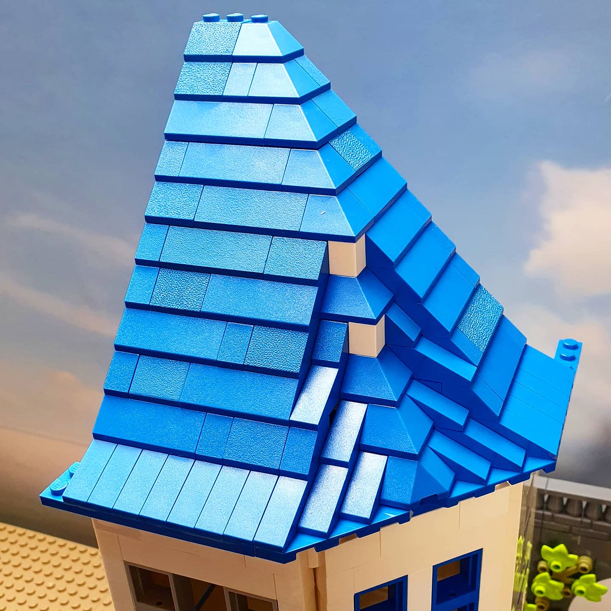 CreativeBrickB's tweet photo. 'Why corner buildings are hard' - attempt 1! I really want a 45 degree angle on my next LEGO moc building, but that makes the roof quite difficult. It's also too tall so I'll be tearing it apart and starting again!
#lego #legocity #legomoc #legoroof #cornerbuilding #legocorner https://t.co/1sLMeGy46R