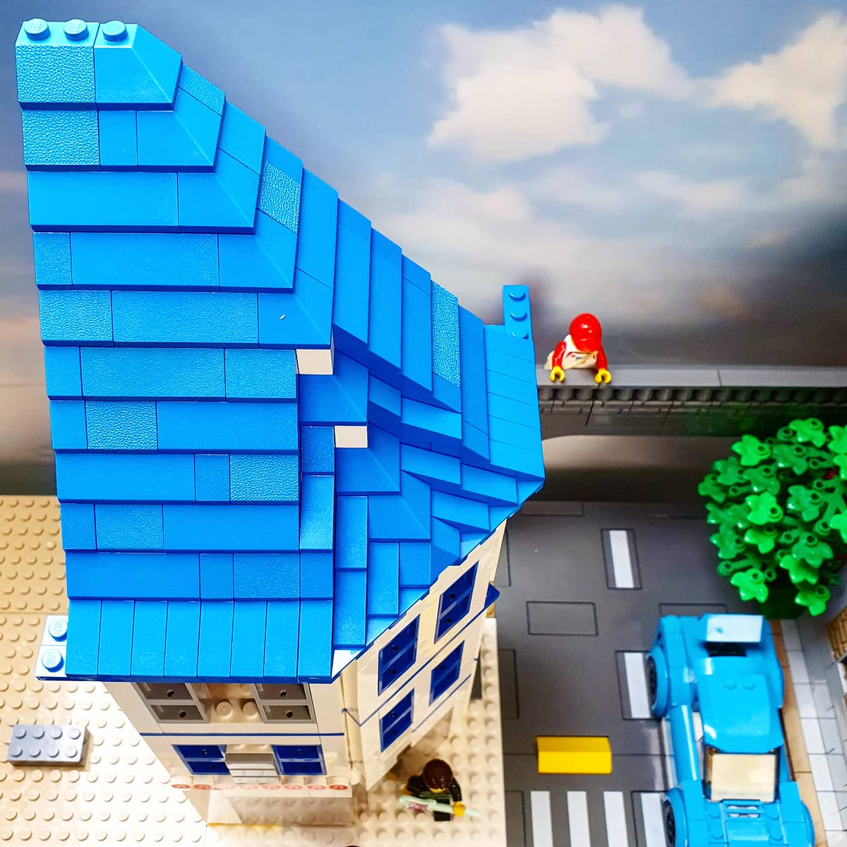 CreativeBrickB's tweet photo. 'Why corner buildings are hard' - attempt 1! I really want a 45 degree angle on my next LEGO moc building, but that makes the roof quite difficult. It's also too tall so I'll be tearing it apart and starting again!
#lego #legocity #legomoc #legoroof #cornerbuilding #legocorner https://t.co/1sLMeGy46R