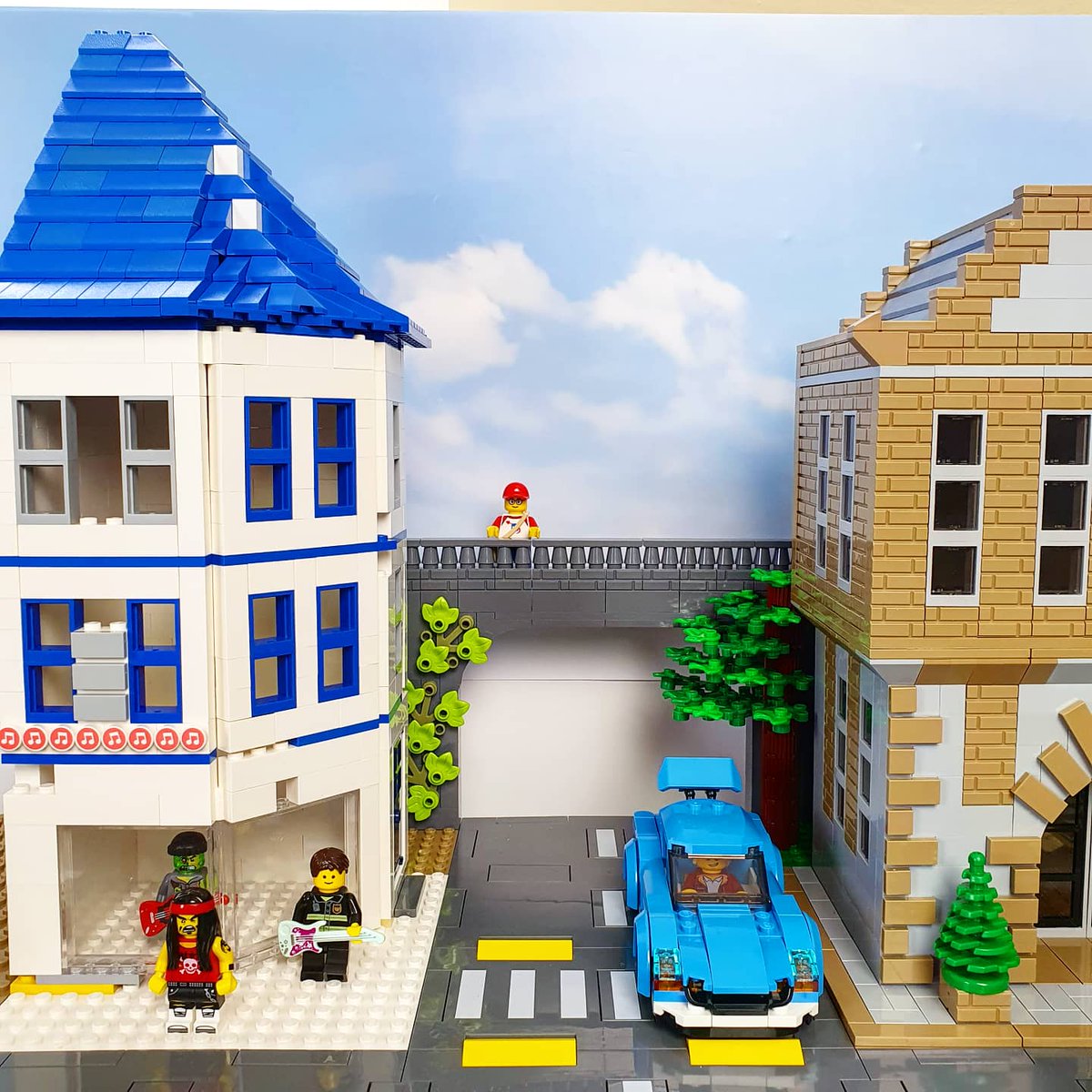 CreativeBrickB's tweet photo. 'Why corner buildings are hard' - attempt 1! I really want a 45 degree angle on my next LEGO moc building, but that makes the roof quite difficult. It's also too tall so I'll be tearing it apart and starting again!
#lego #legocity #legomoc #legoroof #cornerbuilding #legocorner https://t.co/1sLMeGy46R