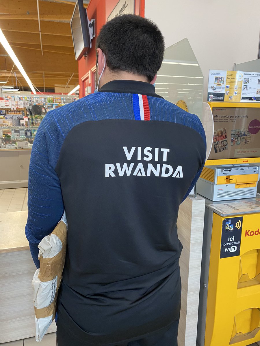 ghdefalque's tweet photo. Trop fier: ibaze muri hypermarché, en France, ukajya kubona ukabona umuntu utazi, imbere yawe yambaye aka kantu! Wumva wavuga ngo yeees! https://t.co/andwP00KjP