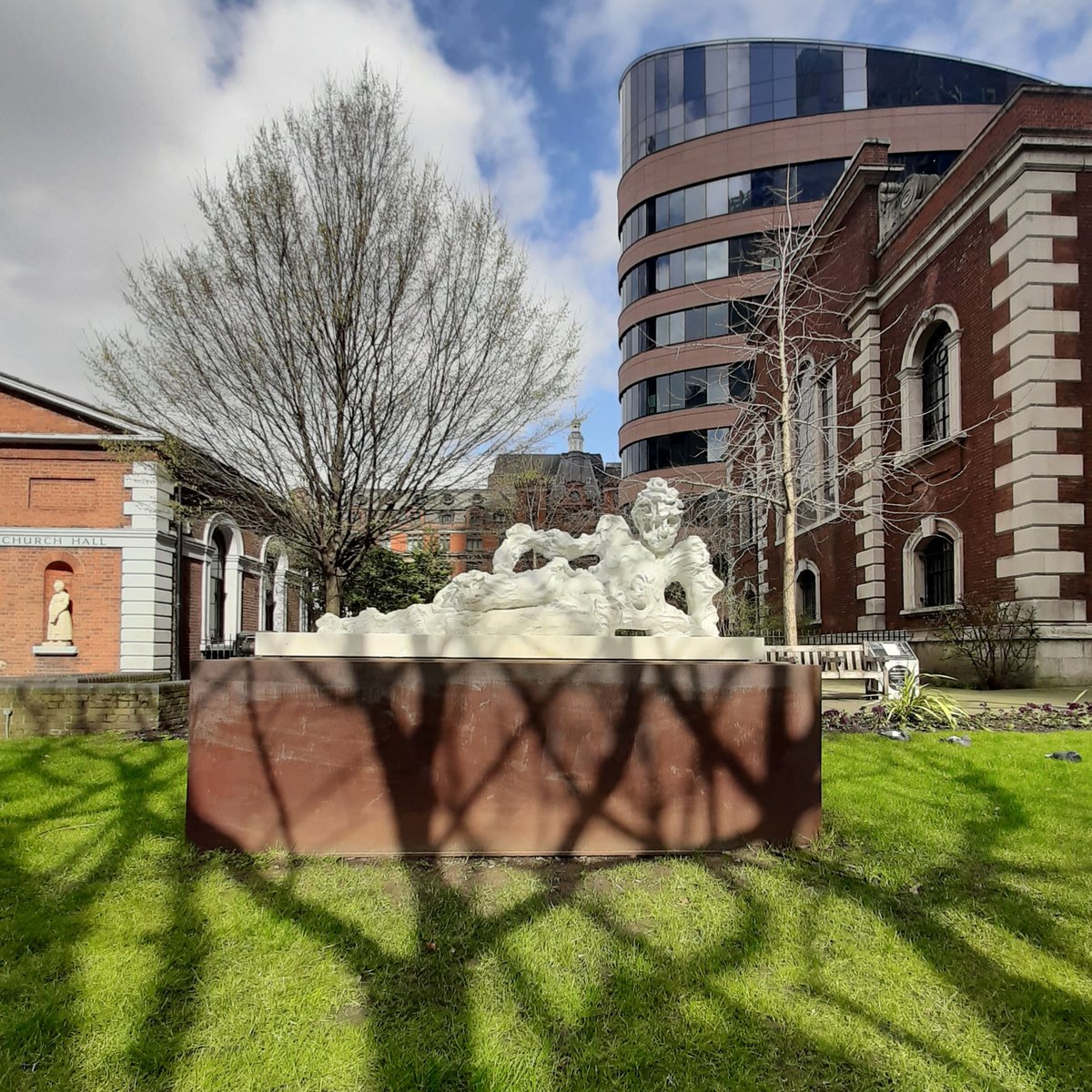 PrudenceCuming's tweet photo. 'Reclining Nude I' by Kevin Francis Gray  located at St Botolphs without Bishopsgate Churchyard @PaceGallery 
#Sculptures  #city #London https://t.co/HHYG8H1LLb