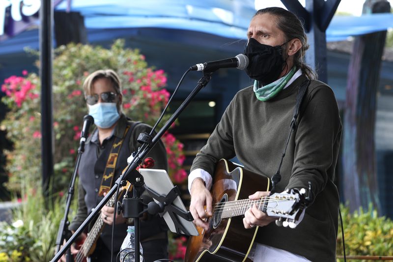 A slice of life story on the theme park beat during these crazy times. The band plays on at <a href="/SeaWorld/">SeaWorld</a>, even as the singer must keep his mask on. orlandosentinel.com/business/touri… #Orlando <a href="/orlandosentinel/">Orlando Sentinel</a> <a href="/mynameisbeemo/">Beemo</a>