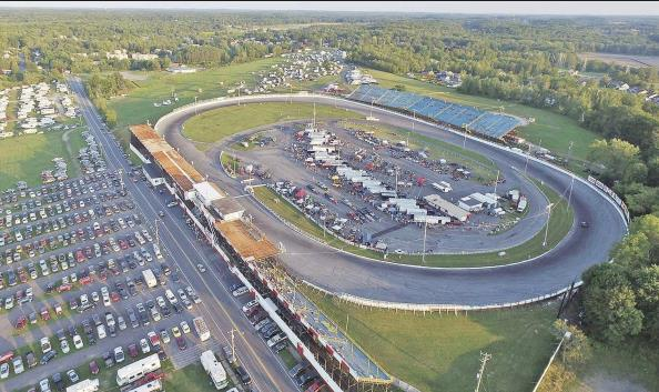TylerShadoww's tweet photo. @iRacing Oswego speedway. Asphalt and dirt https://t.co/7fb8fLbRB8