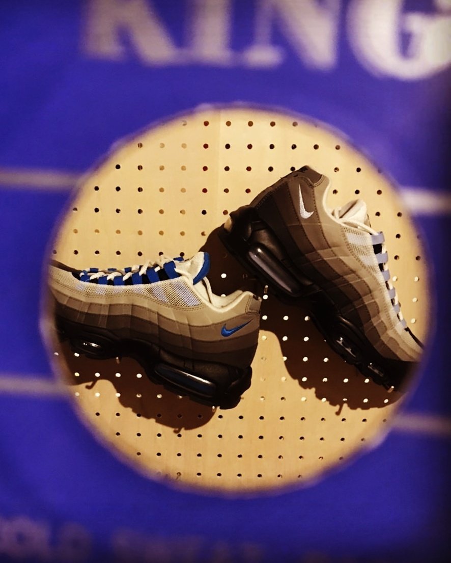 Brother_Q_GO's tweet photo. crystalblue＆aluminum

This brother is similar!!

#Airmax95
#MaxedOutWithStockX https://t.co/wQZB9xxWOv