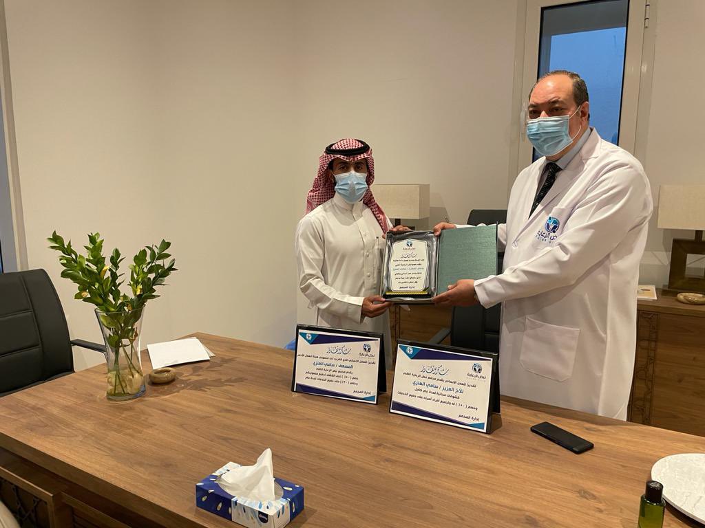pulsecaresa's tweet photo. كرم المدير الطبي لمجمع نبض الرعاية الطبي بحفر الباطن الدكتور / محمد عبدالكريم المسعف #سامي_العنزي نظير العمل الانساني والبطولي الذي قام به في انقاذ حياة مواطن https://t.co/hRyKNnUCmY