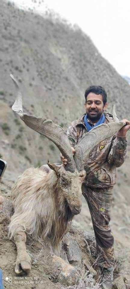 jamilnagri's tweet photo. The killing of national animal Markhor, under trophy hunting program continued in #GilgitBaltistan.
An american hunted 41 inches horns Astore Markhor in Roundu of #Skardu while a Pakistani 
hunted 46 inches Astore Markhor in #Astore. https://t.co/Khuimycs1d