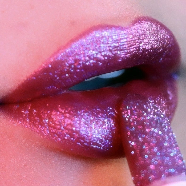 Creamy, comfortable lip-duo, but make it GLITTER✨
#rg <a href="/noirojos/">noirojos</a> wears #GLITTERATZI Crystal Lip Duo in 'Brilliant Berry' 💋 our dual-ended high impact, super metallic, sparkling lipstick and glitter gloss in one!
#hardcandylife #hardcandy