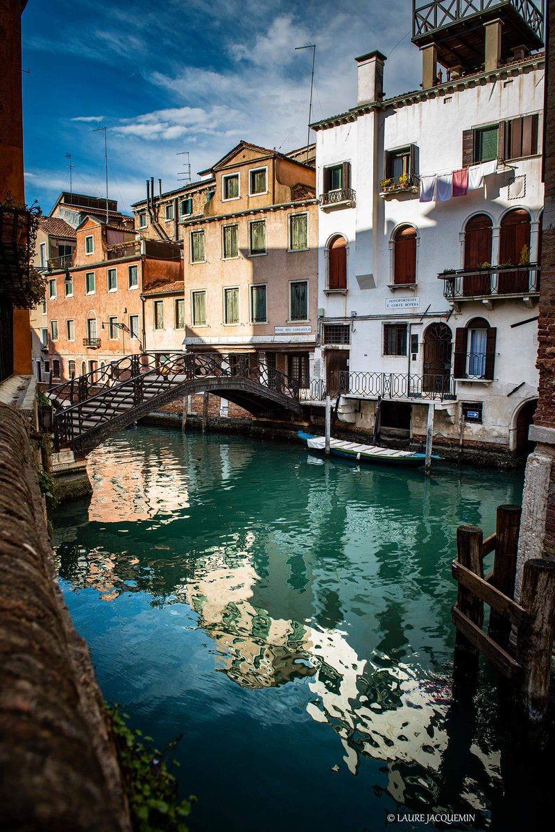 laure81's tweet photo. Photos @laure81. Venise c'est un Spectacle vivant d’un village où l’homme a révélé une nature hostile avec des architectures et des couleurs sublimes pour créer la beauté, communément. (C.Rochard)
#venice #venezia #venice #veniceitaly #venicephotography #Venezia1600 #venezia21 https://t.co/a8a3dHsaGF