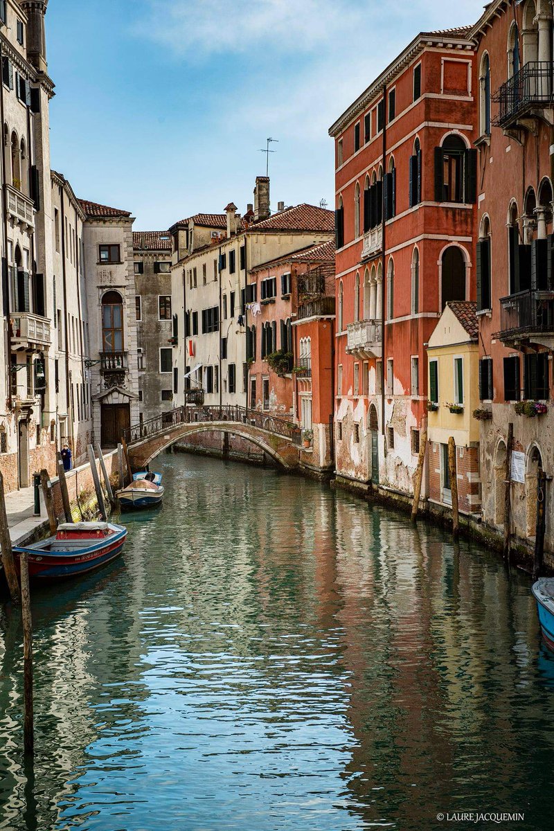laure81's tweet photo. Photos @laure81. Venise c'est un Spectacle vivant d’un village où l’homme a révélé une nature hostile avec des architectures et des couleurs sublimes pour créer la beauté, communément. (C.Rochard)
#venice #venezia #venice #veniceitaly #venicephotography #Venezia1600 #venezia21 https://t.co/a8a3dHsaGF